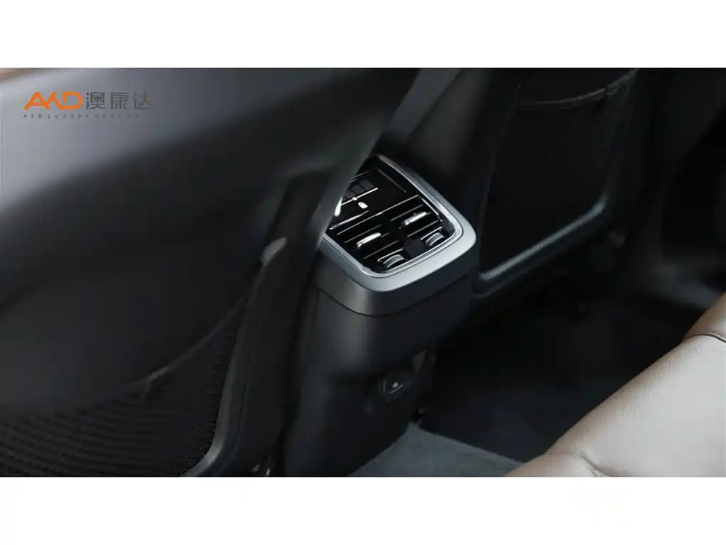Volvo XC60 2022 — фото 9