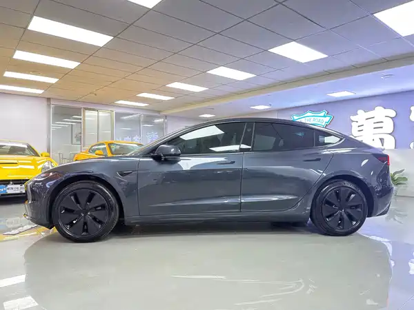 Tesla Model 3 2024