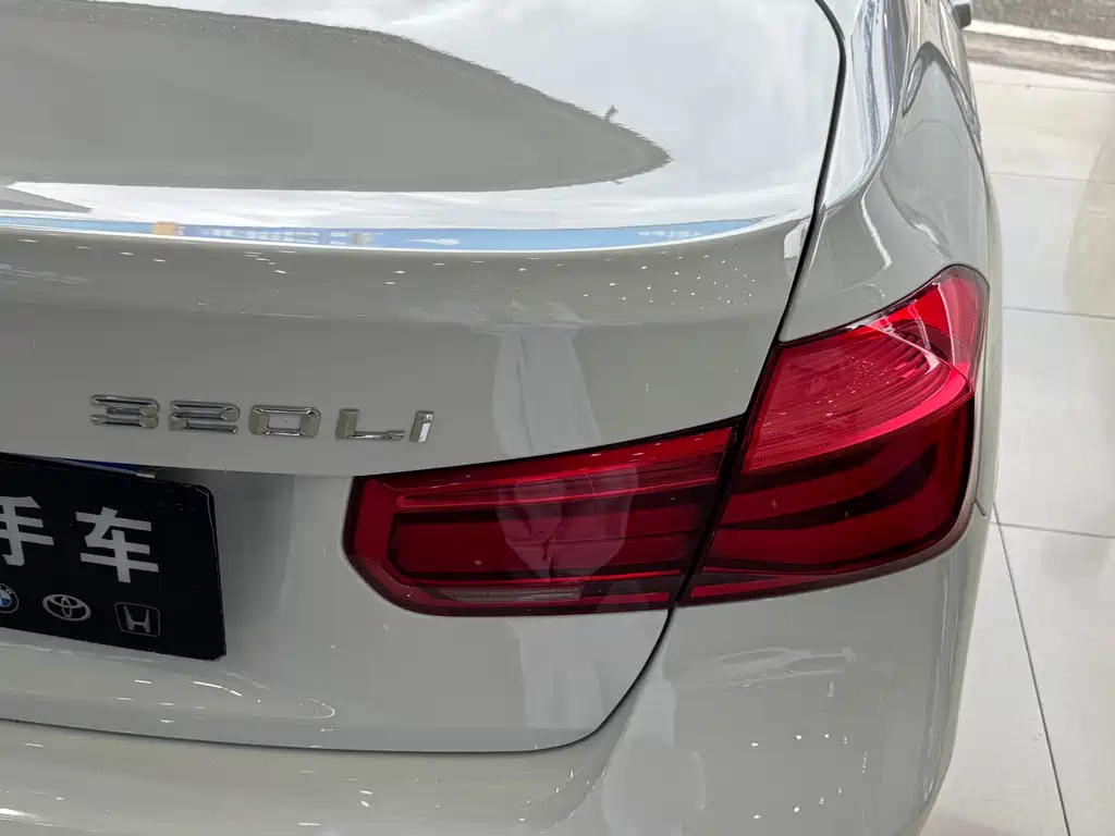 BMW 3 Series 2018 — фото 19