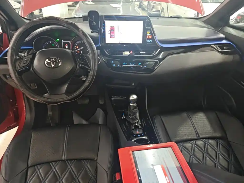 Toyota C-HR 2019 — фото 10