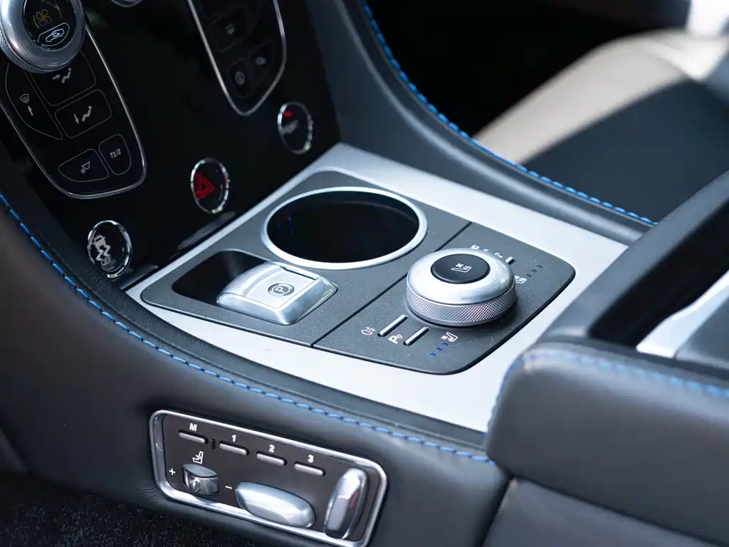 Aston Martin Rapide 2017 — фото 14