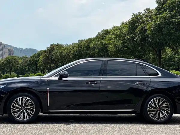Hongqi H5 2025