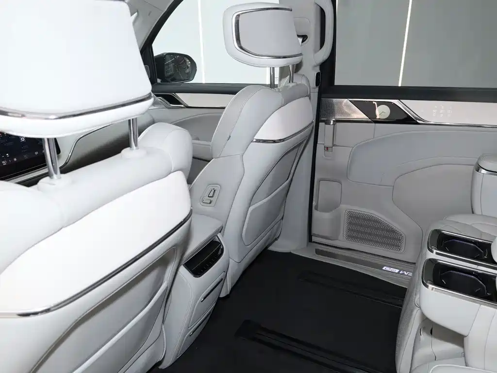 Volvo EM90 2024 — фото 11
