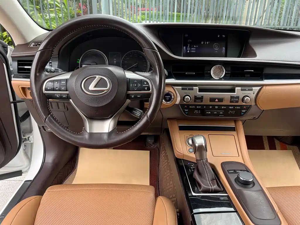 Lexus ES 2018 — фото 12
