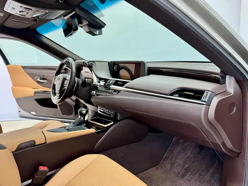 Lexus ES 2021 — фото 14