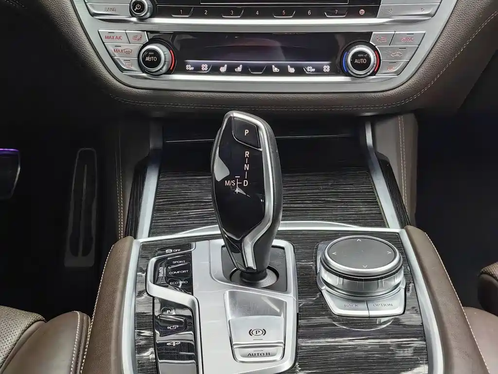 BMW 7 Series 2018 — фото 13