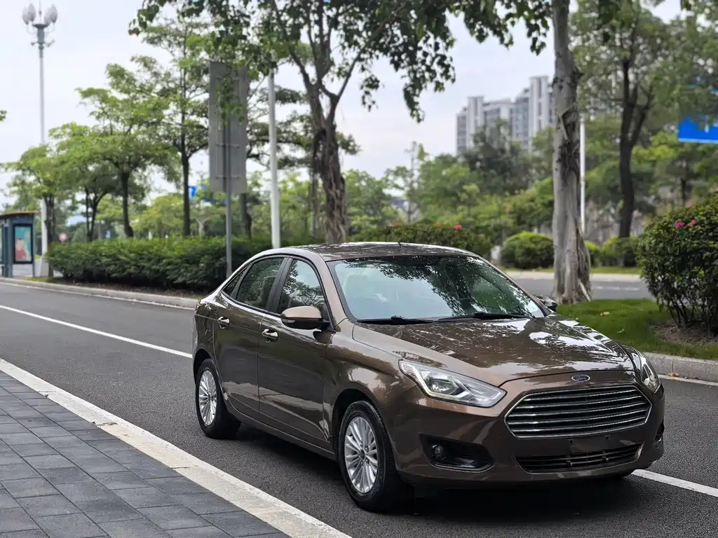 Ford Escort 2015 — фото 28