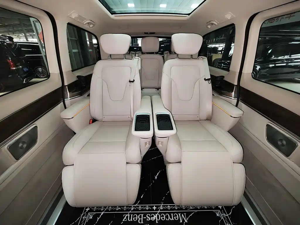 Mercedes-Benz V-Class 2023 — фото 12