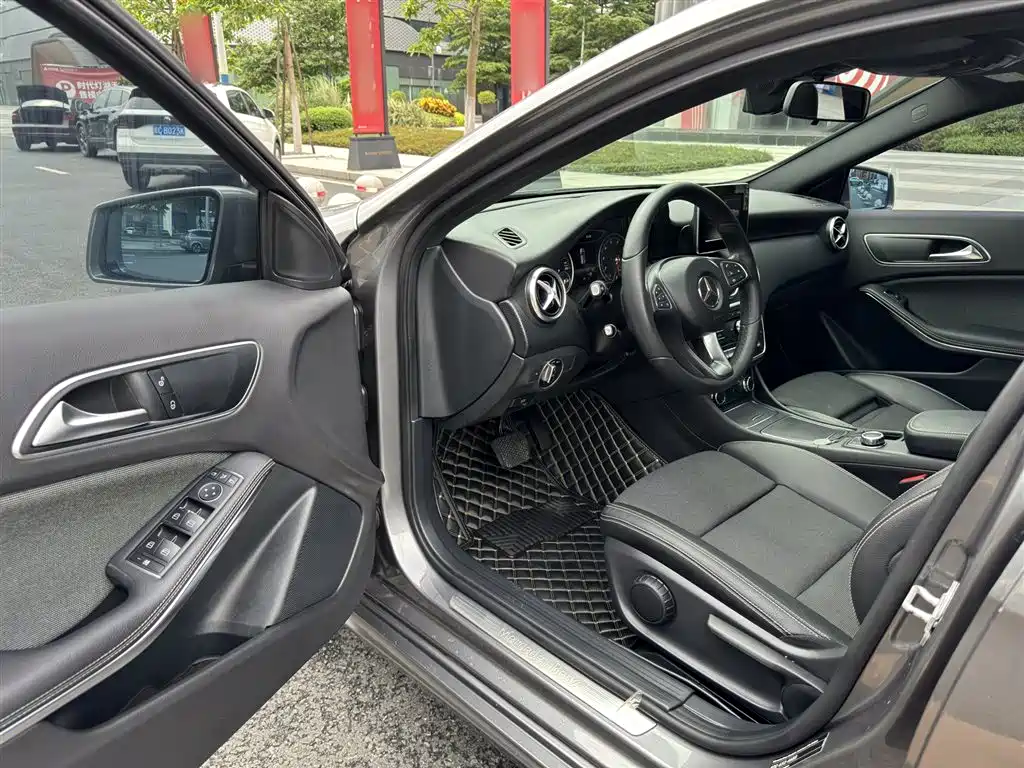 Mercedes-Benz A-Class 2017 — фото 13
