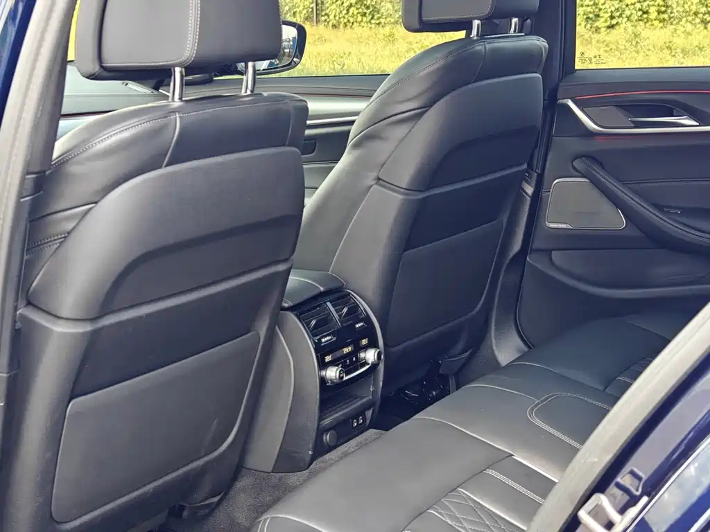 BMW 5 Series 2023 — фото 17