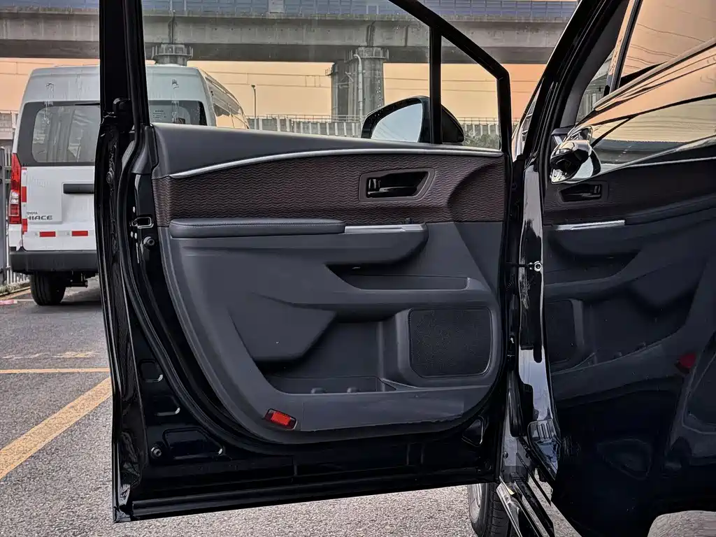 Toyota Sienna — фото 8