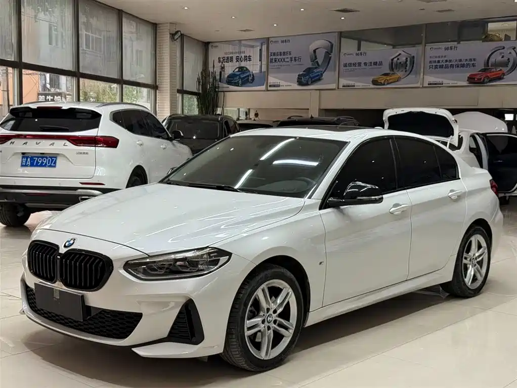 BMW 1 Series 2022 — фото 1