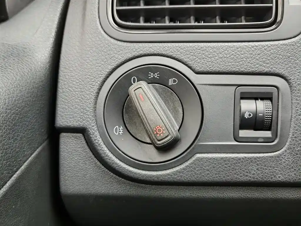 Volkswagen Polo 2015 — фото 21