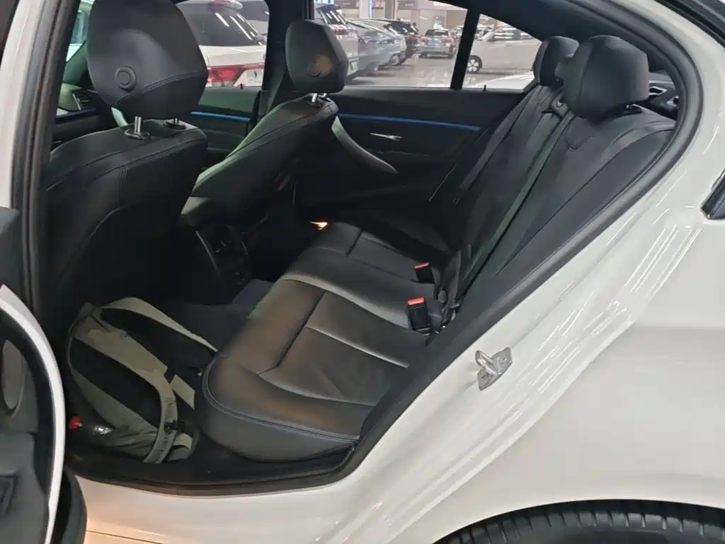 BMW 3 Series 2018 — фото 17