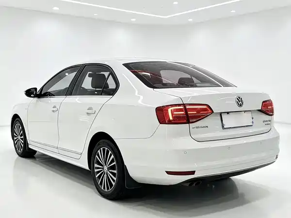 Volkswagen Sagitar 2016
