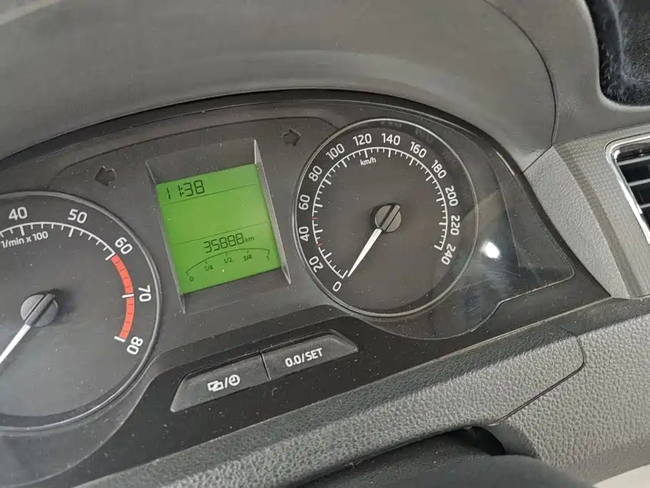 Skoda Rapid 2015 — фото 14