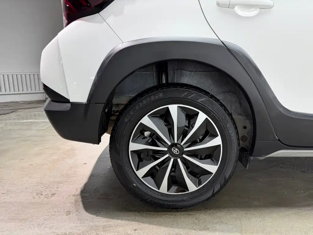 Toyota Yaris L 2023 — фото 24