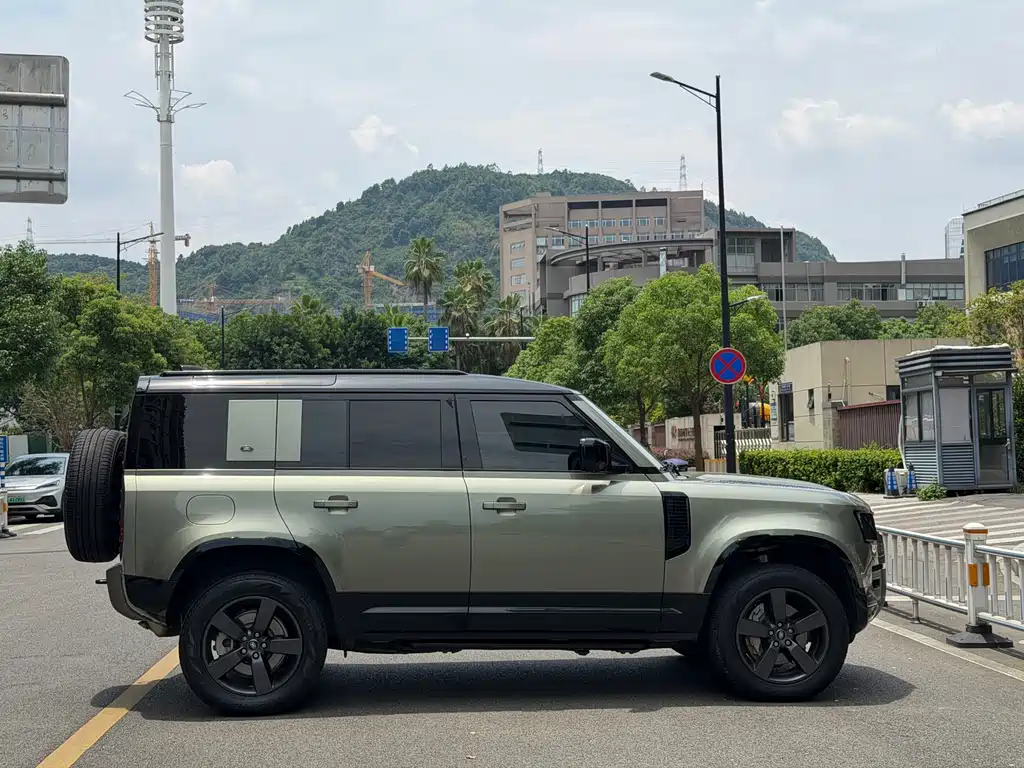 Land Rover Defender 2023 — фото 15