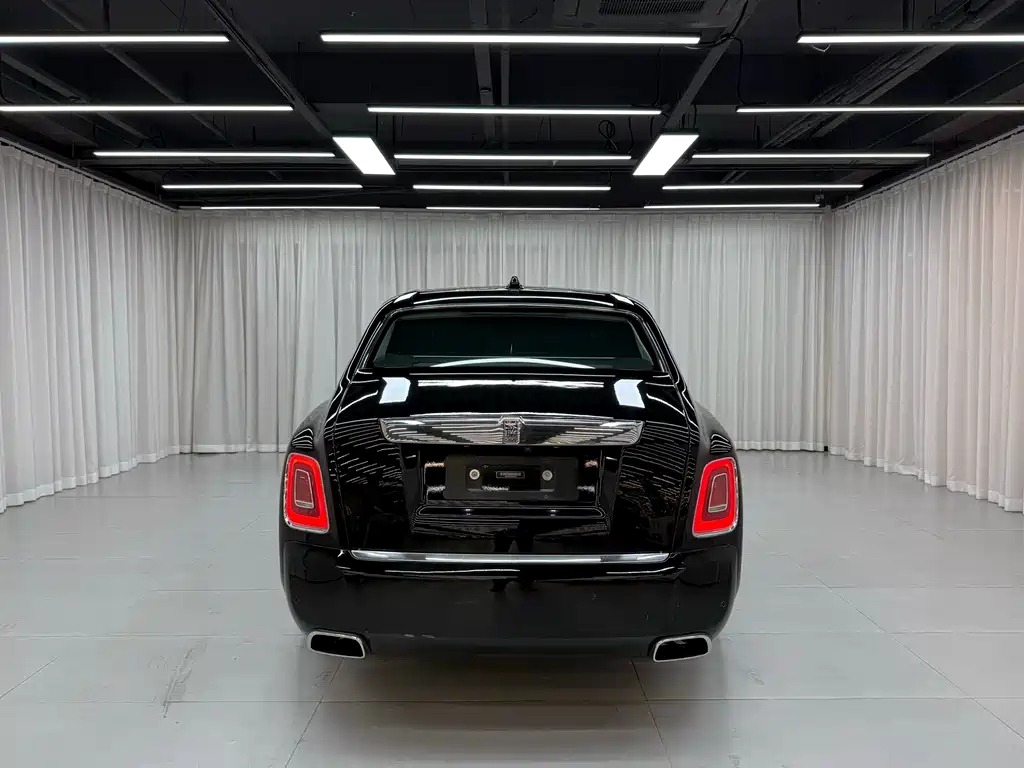 Rolls-Royce Phantom 2018 — фото 6