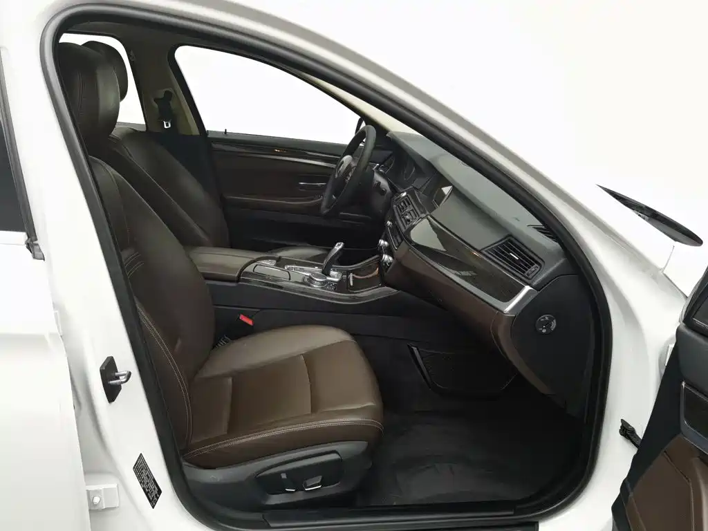 BMW 5 Series 2015 — фото 23