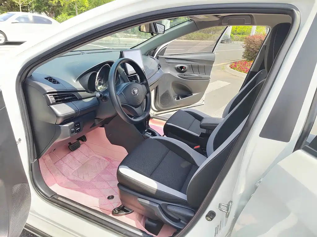 Toyota Yaris L 2021 — фото 10