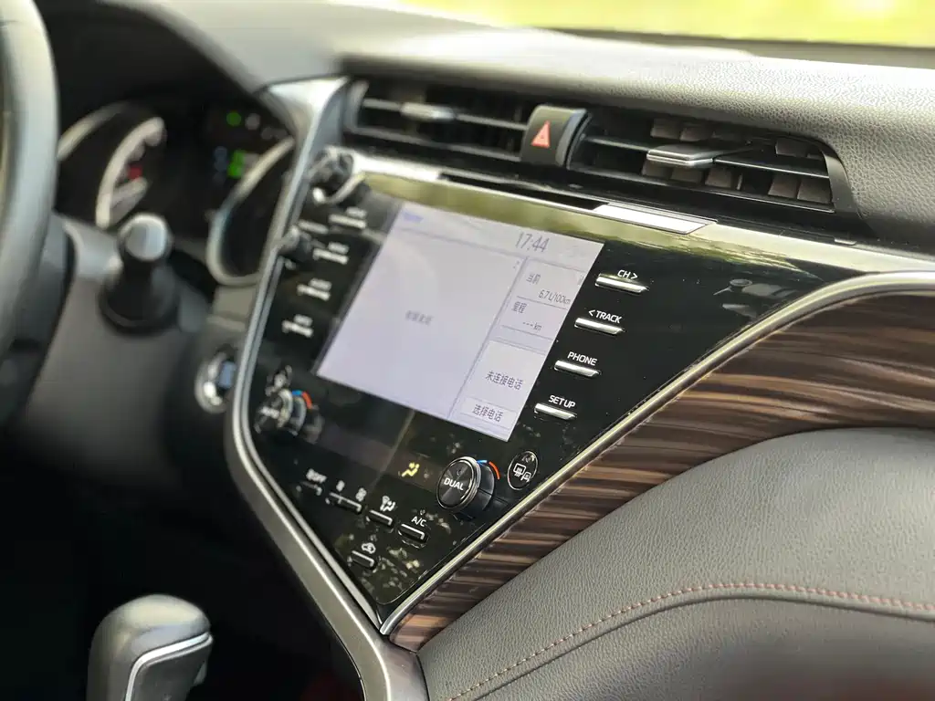 Toyota Camry 2018 — фото 18