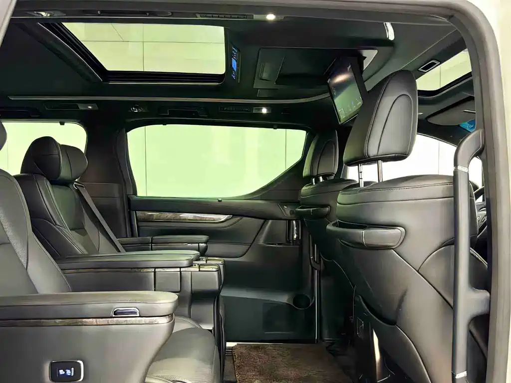 Toyota Alphard 2023 — фото 13
