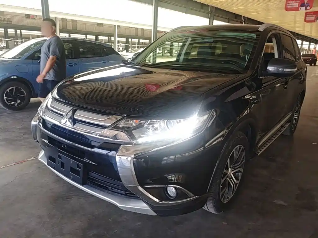 Mitsubishi Outlander 2018 — фото 2