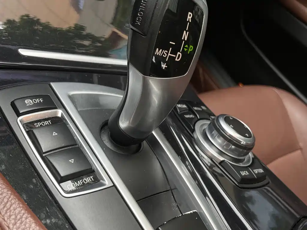 BMW 5 Series 2017 — фото 12