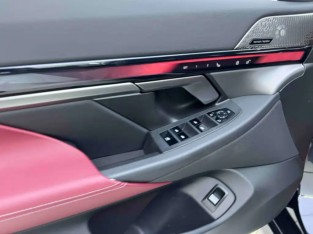 BMW 5 Series 2025 — фото 10