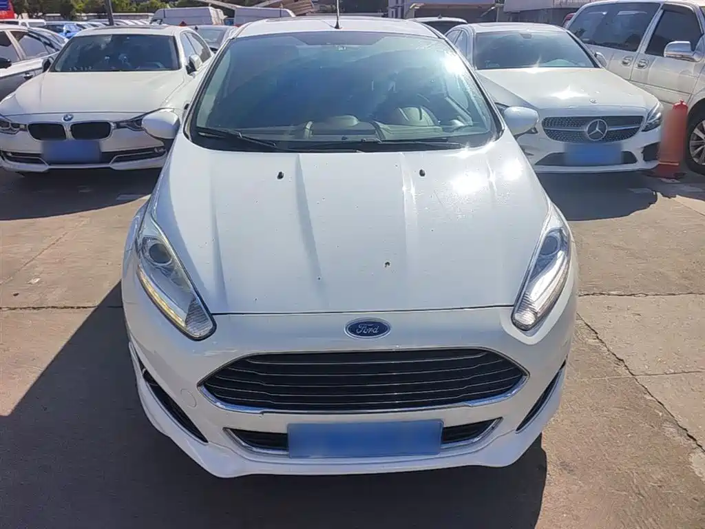 Ford Fiesta 2015 — фото 24