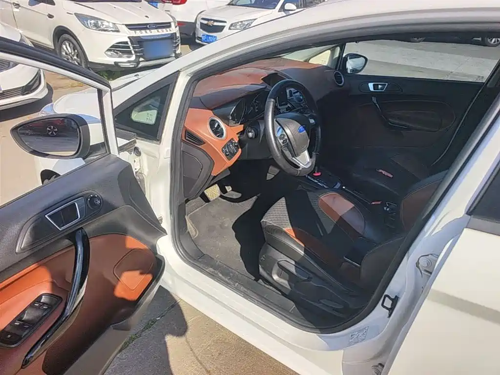 Ford Fiesta 2015 — фото 14