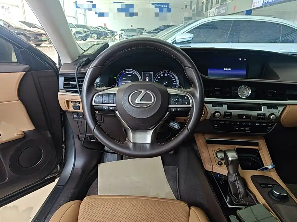 Lexus ES 2018 — фото 11