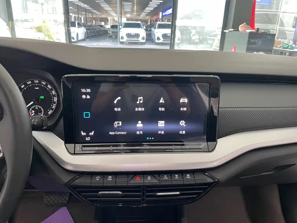 Skoda Octavia 2023 — фото 10