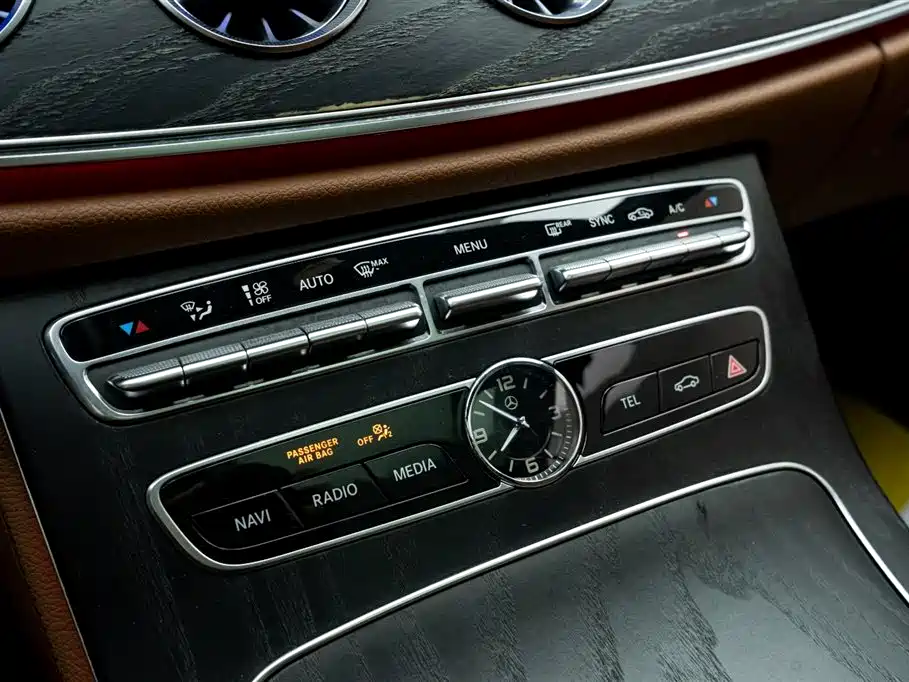 Mercedes-Benz E-Class 2020 — фото 15