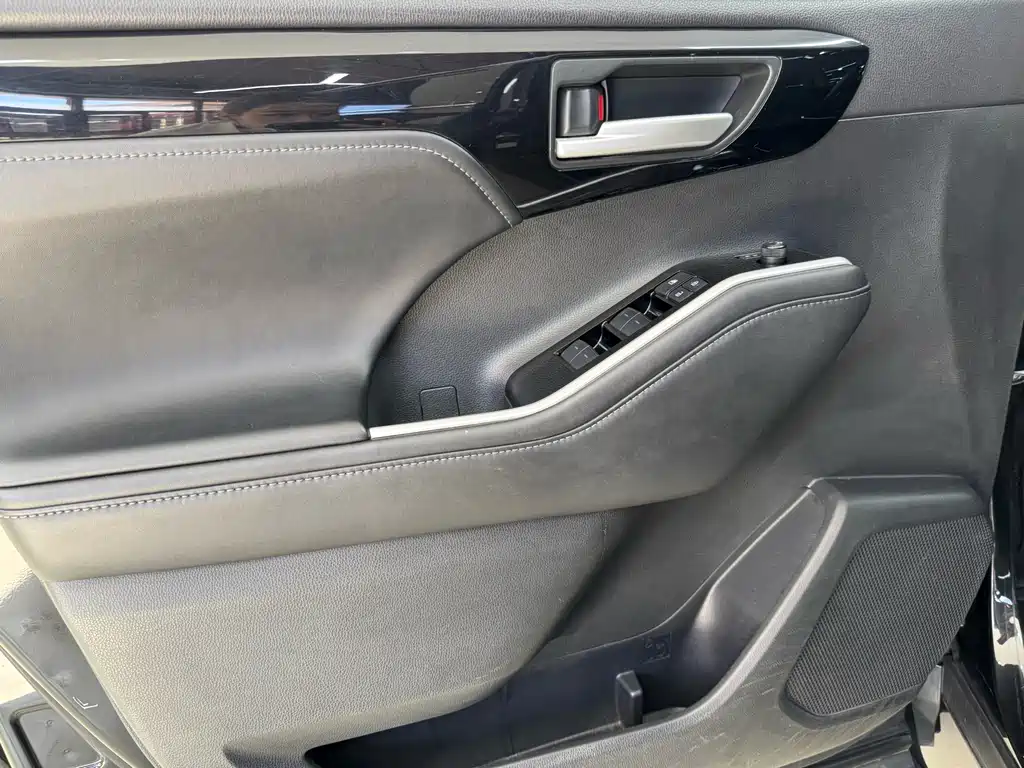 Toyota Highlander 2022 — фото 17