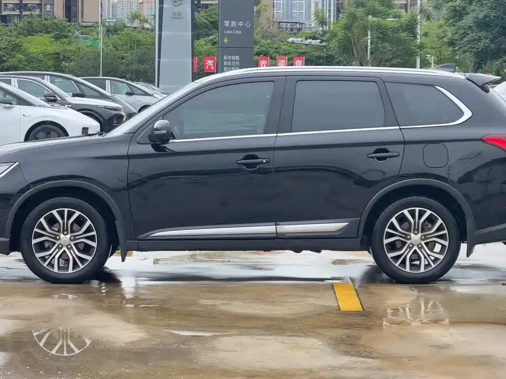 Mitsubishi Outlander 2018 — фото 7