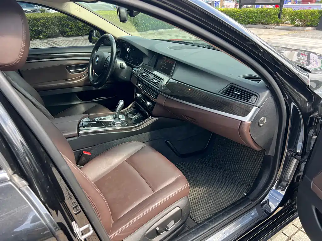 BMW 5 Series 2017 — фото 10