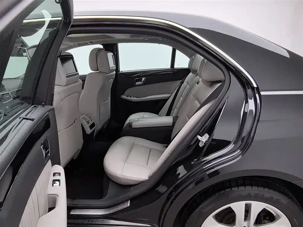 Mercedes-Benz E-Class 2010 — фото 15