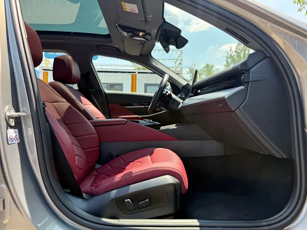 BMW 5 Series 2025 — фото 15