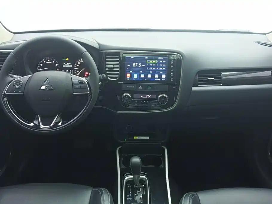 Mitsubishi Outlander 2019 — фото 12