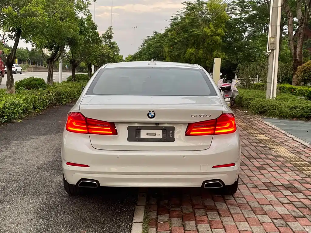BMW 5 Series 2018 — фото 11