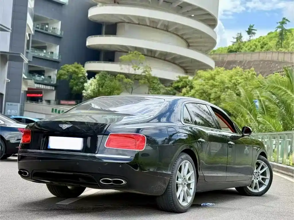 Bentley Flying Spur 2018 — фото 9