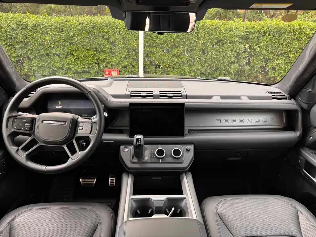 Land Rover Defender 2025 — фото 13