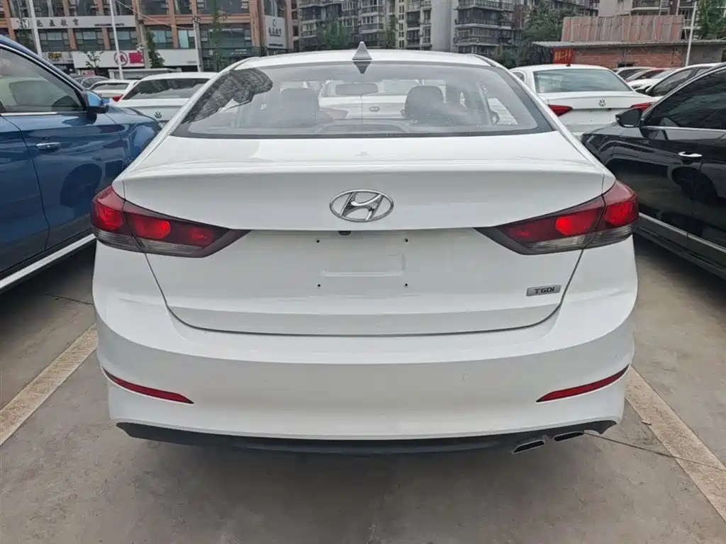 Hyundai Elantra 2018 — фото 6