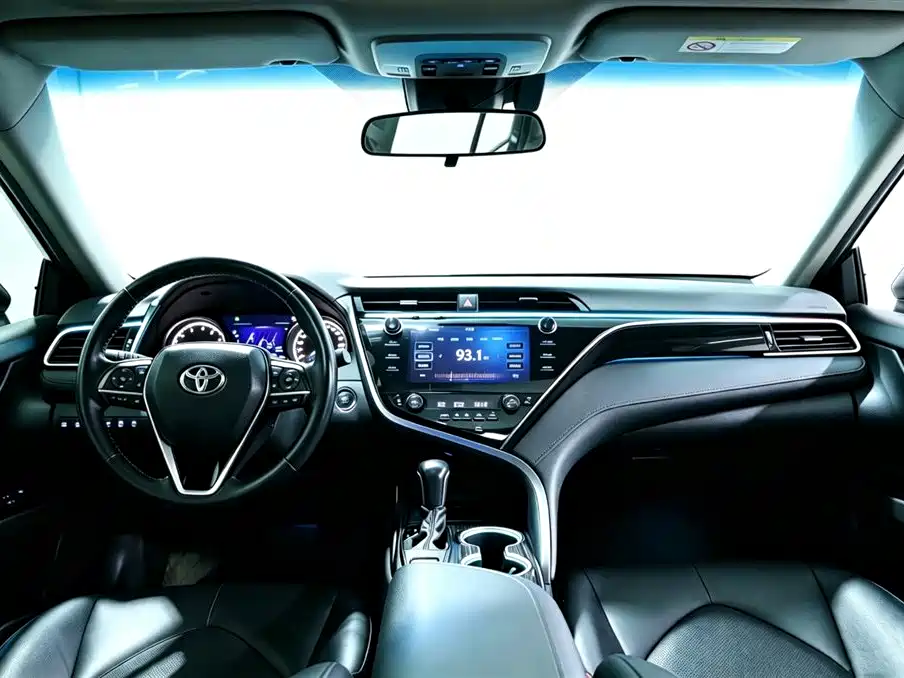 Toyota Camry 2019 — фото 10