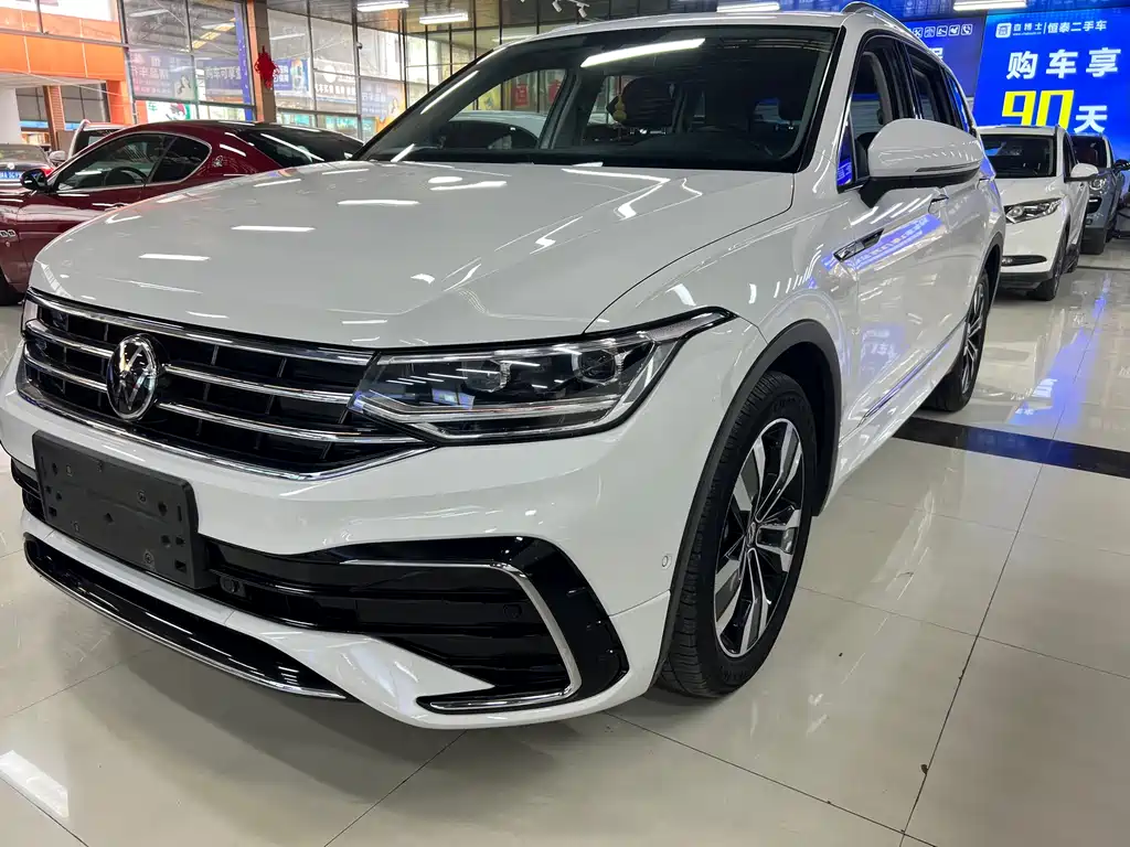 Volkswagen Tiguan L 2022 — фото 1