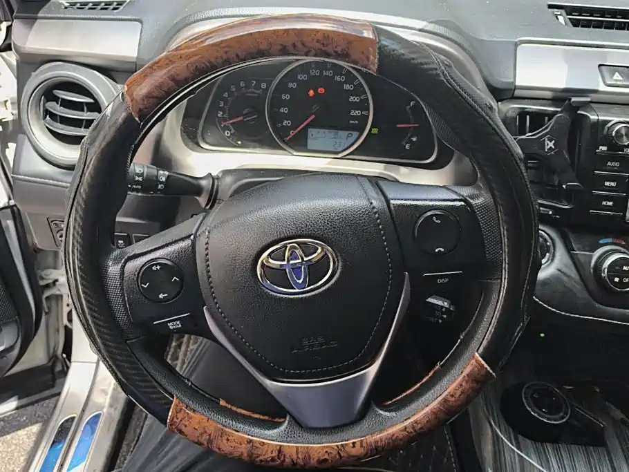 Toyota RAV4 2018 — фото 15