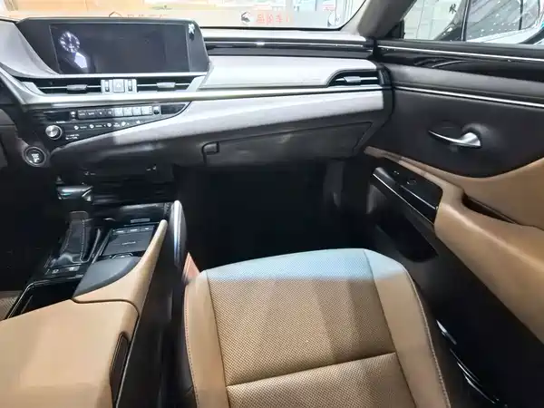 Lexus ES 2020