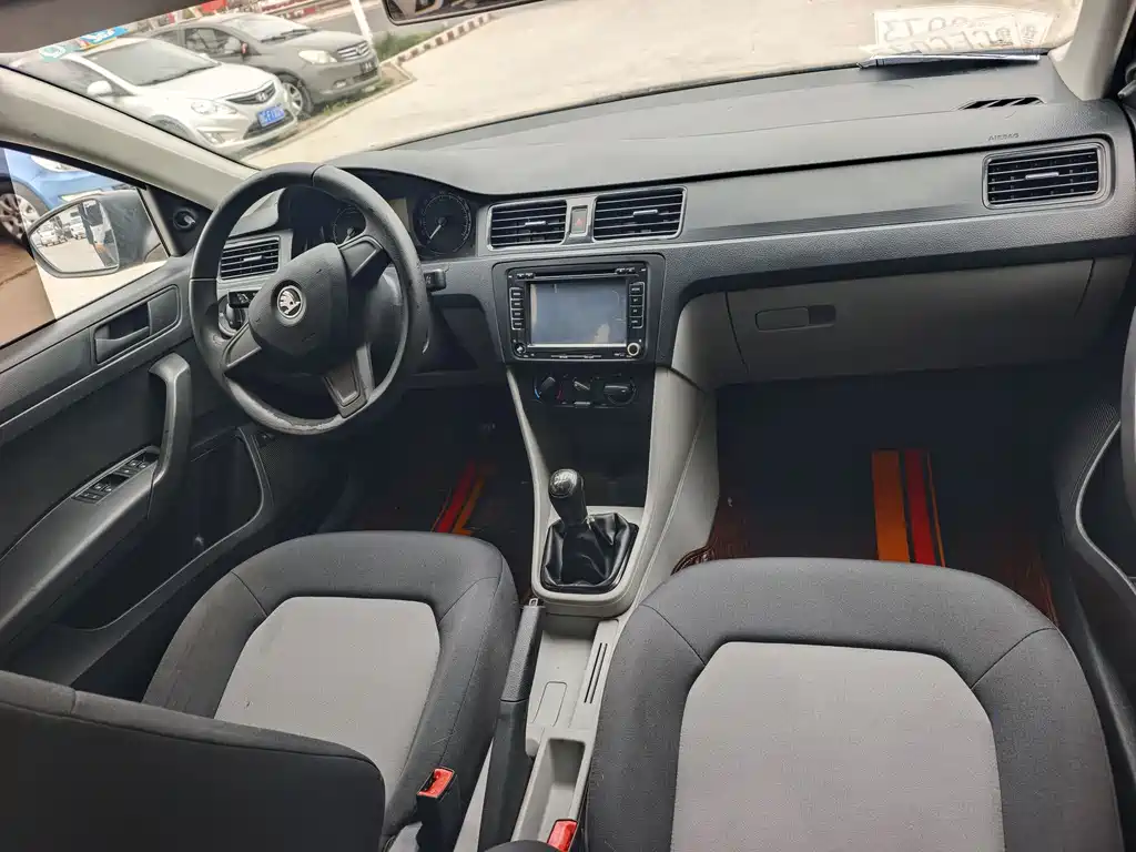Skoda Rapid 2015 — фото 7